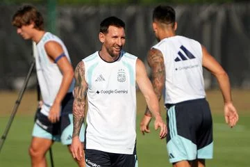 Viral Messi Ngalah Tiup Lilin Ulang Tahun, Staf Duluan: Gestur Mengagumkan dari Sang Legenda Sepakbola