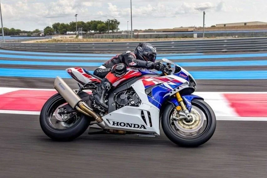 Honda Fireblade SP Edisi Spesial John McGuinness 30th, Cek Keistimewaannya! Superbike Legendaris yang Hanya 15 Unit di Dunia