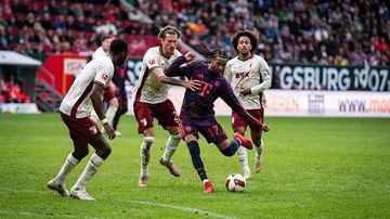 Bayern 6 Kali Bobol Gawang Augsburg, 4 Gol Dianulir, Gagal Menang: Drama Imbang di Stadion
