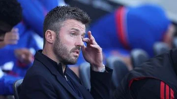 Carrick Tak Merasa Terdesak, tapi Kekuatan Taktisnya Masih Menjadi Sorotan Utama Manchester United