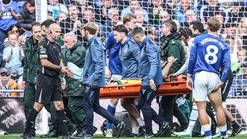 Duh! Emi Martinez Gegar Otak, Dilarikan ke RS: Dampak Cedera pada Tim Chelsea