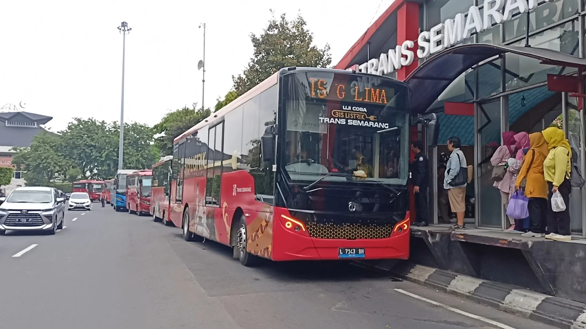 Gratis Naik Bus Listrik di Serang: Uji Coba Dua Rute Bikin Warga Antusias!